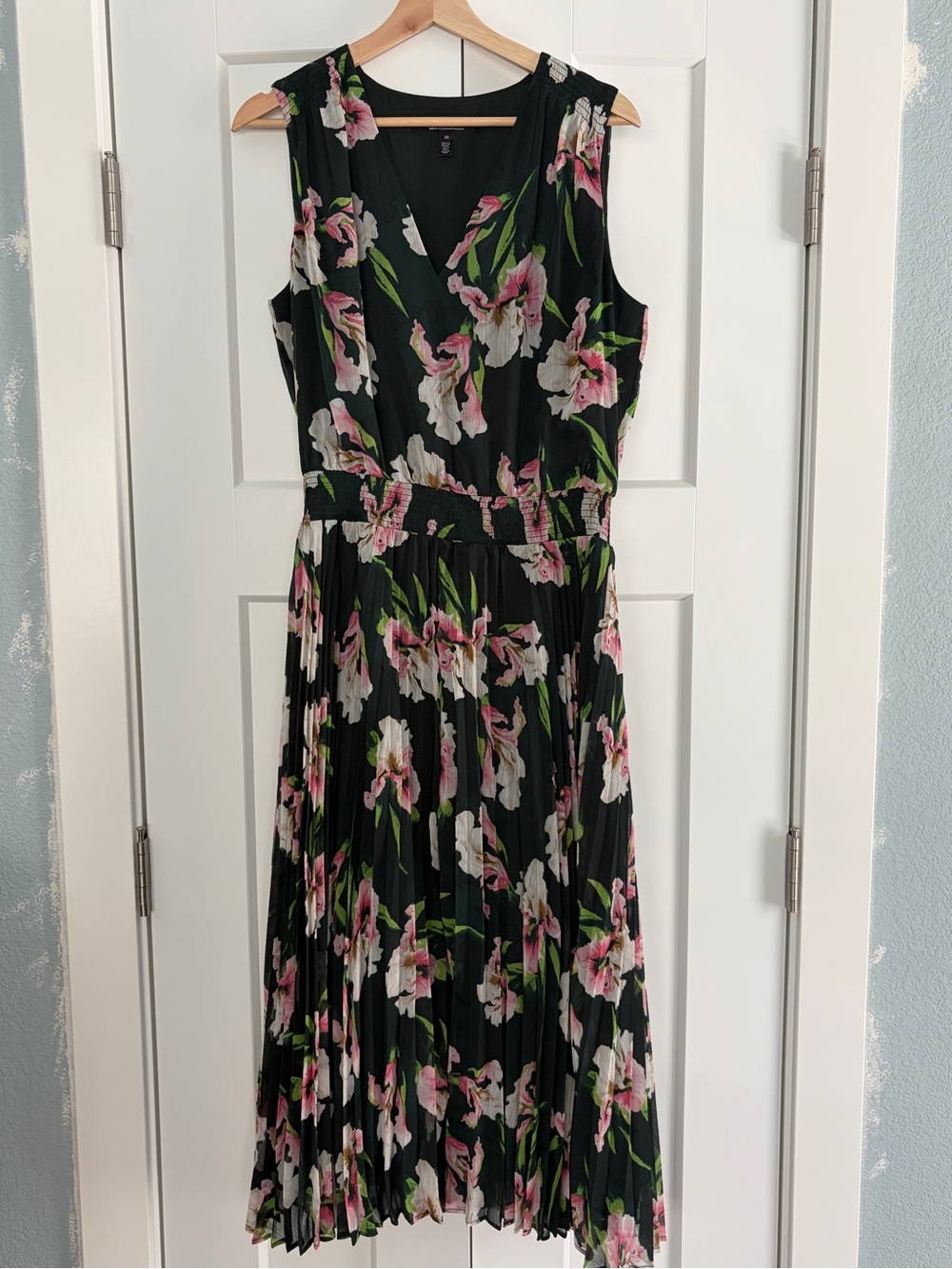 Stunning White House Black Market Green Floral Pleated V-Neck Midi Dress